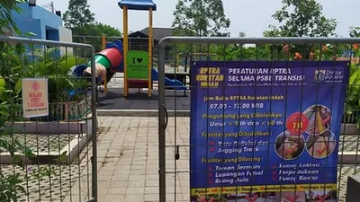 Pengunjung saat akan masuk ke RPTRA harus melakukan cek suhu tubuh oleh petugas/dok: beritajakarta.id