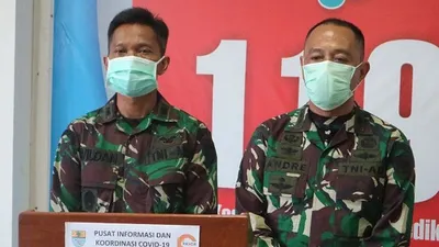 Denkesyah 03.04.03 Cirebon, Letkol CKM Wildan Sani (kiri), bersama Kepala RST Ciremai, Letkol CKM Andre Nofan saat konferensi pers virtual.