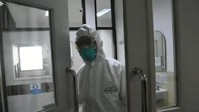 Petugas ruangan isolasi penyakit infeksi menular khusus tengah mengecek peralatan pelindung untuk mengantisiapsi adanya pasien terpapar virus corona ke Rumah Sakit Hasan Sadikin (RSHS) Bandung, Jumat, 24 Januari 2020. (dok Liputan6.com).