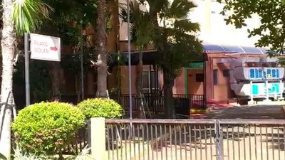 Suasana di sekitar ruang isolasi RS Penyakit Infeksi Prof. Dr. Sulianti Saroso setelah kedatangan dua pasien positif virus Corona COVID-19, Senin (2/3/2020). (Ayojakarta.com/Khoirur Rozi)