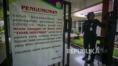 Petugas berjaga di RSUD Kabupaten Tangerang, Kota Tangerang, Banten, Kamis (19/3/2020). (dok Republika)