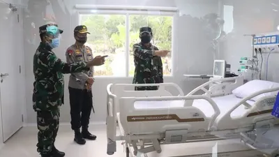 Panglima TNI bersama Kapolri meninjau ruang isolasi di Rumah Sakit Khusus Infeksi (RSKI) Pulau Galang, Kepulauan Riau, Jumat (12/6/2020). (Puspen TNI)