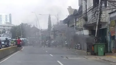 Ruas Jalan Jatinegara Barat, Kampung Melayu, Jakarta Timur, disterilkan dari lintasan pengendara saat kabel bawah tanah di sisi jalan terbakar, Rabu (20/5/2020). (HO-Damkar Jaktim).