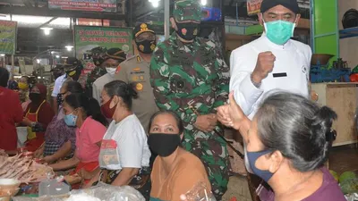 Wali Kota Surakarta, FX Hadi Rudyatmo blusukan ke Pasar Gede, Solo, untuk menyosialisasikan penggunaan masker di kalangan pedagang, Kamis (10/9/2020). (Ayojakarta.com/Budi Cahyono)