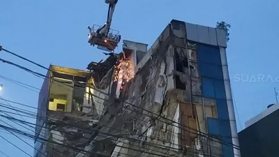 Ruko Alfamart di Jalan Brigjen Katamso, Palmerah, Slipi, Jakarta Barat roboh, Senin (6/1/2019). (Suara.com/Tyo))