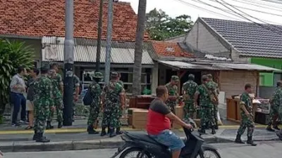 Suasana pengosongan rumah Brigadir Jenderal Purnawirawan Imam Soepomo di Sumur Batu, Kemayoran, Jakarta Pusat (Suara.com)