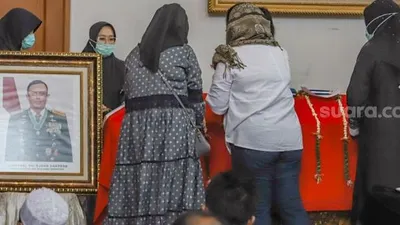 Suasana dirumah duka Jendral TNI (Purn) Djoko Santoso, Bambu Apus, Jakarta Timur, Minggu (10/5). [Suara.com/Alfian Winanto]