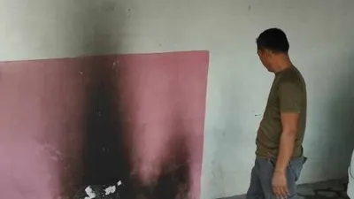 Rumah pegawai Lapas Mojokerto dilempar bom. Bom meledak di rumahnya hingga terbakar. (BeritaJatim)
