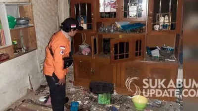 Petugas tampak tengah mengecek ruang tamu kediaman Rudiyansyah, warga Kampung Karamat RT 03/02 Desa Sukamaju, Kabupaten Sukabumi, Jawa Barat, yang rusak cukup parah akibat tersambar petir pada, Rabu (27/5/2020). (Ist)