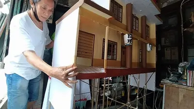 Ong Bing Hok saat mengecek rumah arwah buatannya (ayosemarang.com/Vedyana)