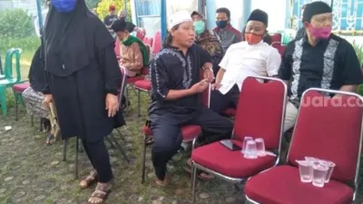 Suasana rumah duka pelawak Omas di kawasan Depok, Jawa Barat, Jumat (17/7/2020). Terlihat komedian Mastur dan Narji. [Yuliani/Suara.com]