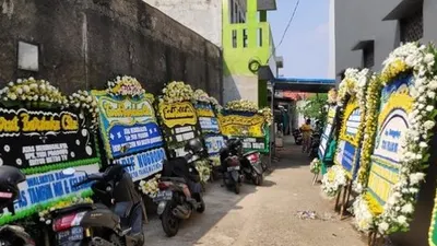 Suasana haru rumah duka editor Metro TV Yodi Prabowo, Minggu (12/7/2020). (Suara.com/Bagaskara Isdiansyah)