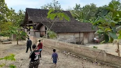 Rumah milik Giman yang berada Desa Mengger, Kecamatan Karanganyar, Kabupaten Ngawi, yang diduga digeser oleh jin, Kamis (8/7/2020). [Abdul Jalil/Madiunpos.com]