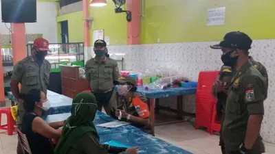 Petugas gabungan menyegel tujuh rumah makan di Kramat Jati, Jakarta Timur/dok: timur.jakarta.go.id