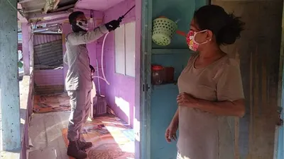 Penyemprotan cairan disinfektan di rumah nelayan, Ambon (Humas Bakamla)