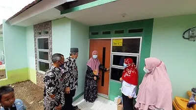 Koperumnas menyerahkan kunci rumah bagi anggotanya di Koperumnas Singasari Jonggol Residence, Kabupaten Bogor Senin (28/12/2020).