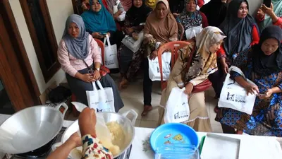 Pelaku UKM Kelurahan Pulau Panggang mengikuti pelatihan pengolahan rumput laut di Rumah Kreatif BUMN (pulauseribu.jakarta.go.id)