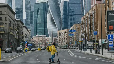 Kurir mengendarai skuter di jalan sepi di Moskow, Rusia (Xinhua/Evgeny Sinitsyn)