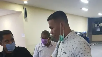 Ruslan Buton (kanan) saat hendak dibawa ke Bareskrim Polri