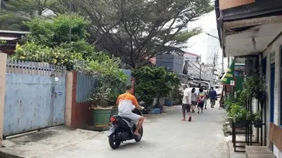 Aktivitas warga di RW 04, Sawah Besar Utara, Jakarta Pusat usai satu keluarga dinyatakan sembuh dari Corona, Rabu (29/4/2020). (Suara.com/Bagaskara Isdiansyah)