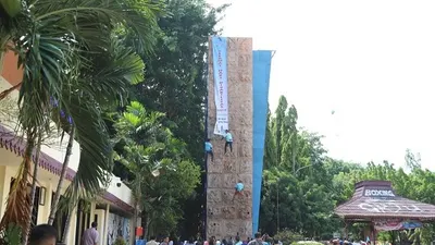 Pemegang medali emas Kompetisi Panjat Tebing Penyandang Tunadaksa se-Asia Tenggara Sabar Gorky memanjat sarana olah raga panjat dinding di GRJU (utara.jakarta.go.id)
