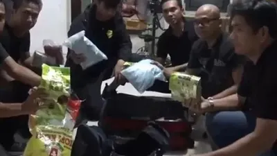 Satuan Narkoba Polres Metro Jakarta Barat mengamankan sabu dalam tiga koper yang akan dikirim ke Jakarta milik anggota sindikat narkoba internasional/Antara