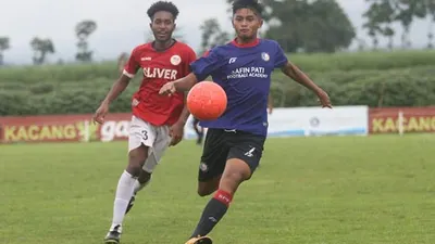 Pemain Safin Pati Football Academy (SPFA) berusaha mengontrol bola dibayangi pemain Timnas Pelajar U-16 (jersey merah) dalam laga trofeo di Lapangan Gelora Soekarno, Mojoagung, Pati, Kamis – Jumat (10-11/12/2020). (dok Media Officer Safin Pati)