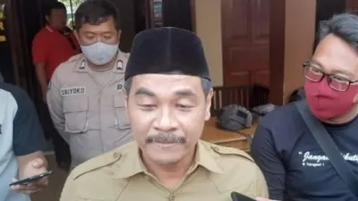 Lurah Benda Saidun usai menjalani pemeriksaan di Polsek Pamulang, Selasa (28/7/2020). [Foto: Bantennews.co.id]