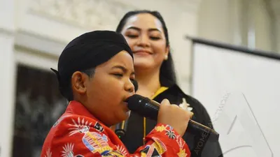 Saka Praja dan Yan Vellia berdendang dalam launching single perdana “Gelang Putih” di Ramada Suites and Hotel, Colomadu, Karanganyar, Jawa Tengah, Minggu (20/9/2020) malam. (Ayojakarta.com/Budi Cahyono)