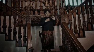 Gaya khas Saka Praja Adil, putra alm Didi Kempot saat di video klip Lungamu Ninggal Crito. (ist)