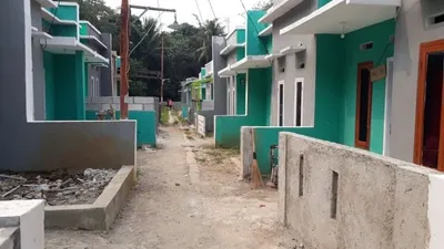 Satpol PP menyegel proyek perumahan di Kota Depok yang tak mengantongi IMB. Foto: Republika/Rusdy Nurdiansyah