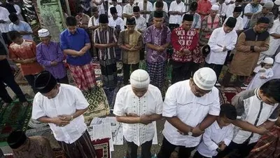 Ilustrasi salat Idul Fitri. [Suara.com/Kurniawan Mas'ud]