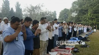 (Ilustrasi)  Sejumlah warga melaksanakan Salat Iduladha - (Republika/Putra M. Akbar)