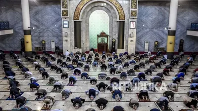 ilustrasi salat berjamaah di masjid dengan menerapkan protokol kesehatan/ Republika