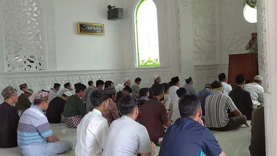 Suasana salat Jumat berjamaah di Masjid Al-Hidayat Desa Cipakat, Kecamatan Singaparna, Kabupaten Tasikmalaya