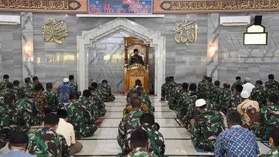 Salat Jumat di Masjid Soedirman Mabes TNI, Cilangkap, Jakarta Timur, Jumat (5/6/2020). (Puspen TNI)