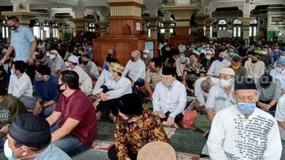Penampakan jemaah salat Jumat di Masjid Al Barkah Bekasi. (Suara.com/Arga).