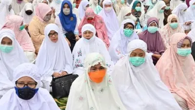 Hukum slaat menggunakan masker. (AFP)