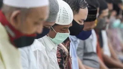 Ilustrasi salat tarawih di tengah pandemi COVID-19 (BBC.com/Getty/Fachrul Reza)