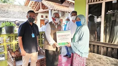 Sinarmas Land menyalurkan bahan pangan buat warga yang paling terdampak wabah COVID-19 di Pondok Aren, Bintaro, Tangerang Selatan, Kamis (18/6/2020)