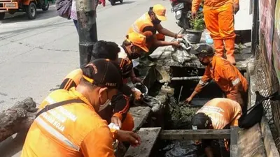 Petugas PPSU Kelurahan Koja sedang membersihkan saluran air/dok: utara.jakarta.go.id
