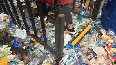 Tumpukan sampah di pintu masuk Konser EXO di ICE BSD City (Ayojakarta.com/Istihanah Soejoethi)