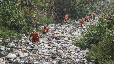 Sejumlah petugas gabungan dari Dinas Lingkungan Hidup (DLH), TNI dan PUPR (Pekerjaan Umum dan Penataan Ruang) gotong royong membersihkan Kali Jambe di Tambun, Kabupaten Bekasi, Jawa Barat, Jumat (6/9/2019)/Antara