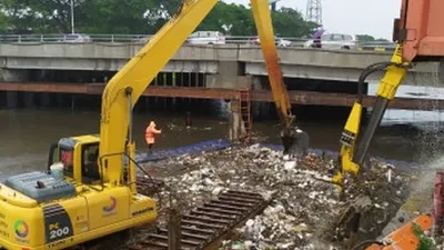 Timbunan Sampah Kiriman di Kanal Banjir Barat Dibersihkan