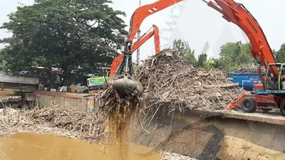 Pemprov Siagakan Satgas Evakuasi Sampah Aliran Sungai Selama Musim Hujan
