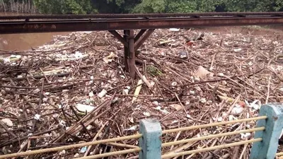 Tumpukan sampah yang menyumbat aliran sungai muara Cikeas Bekasi Laut. (Dok. BPBD Bekasi)