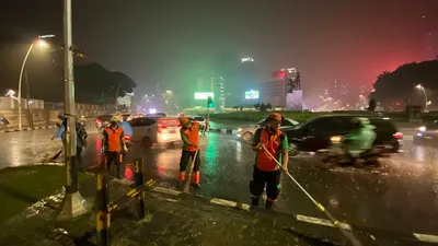 Petugas kebersihan menyapu jalanan di Kawasan Tugu Tani, Jakarta Pusat / dok