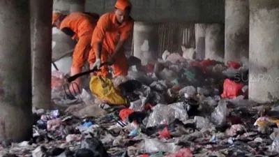 sebagai ilustrasi membersihkan sampah di sungai/ Suara.com