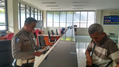 Aktivitas di Gerai Samsat Kota Bekasi. (Twitter @TMCPoldaMetro)