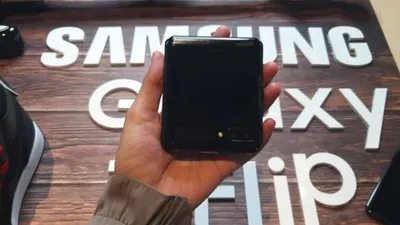 Samsung Galaxy Z Flip diluncurka di San Francisco, Amerika Serikat, Selasa (11/2/2020). [AFP/Josh Edelson]